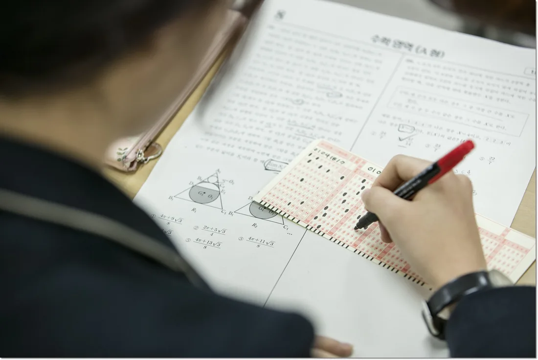 디지털 공부 자료를 찾고 확인하는 책상 정리 본문 학습 이미지 3