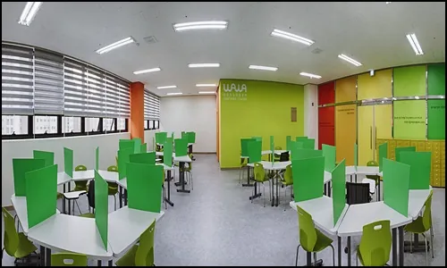 과목별학원 — 영어수학학원 학습 공간 참고 사진 — 창가와 칸막이 책상이 있는 교실